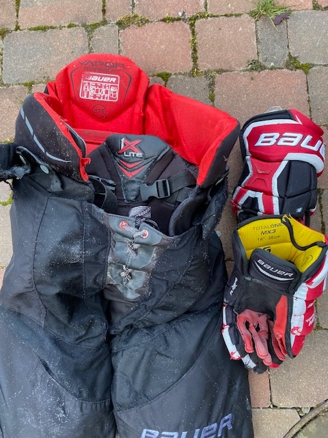 hokejove nohavice a rukavice