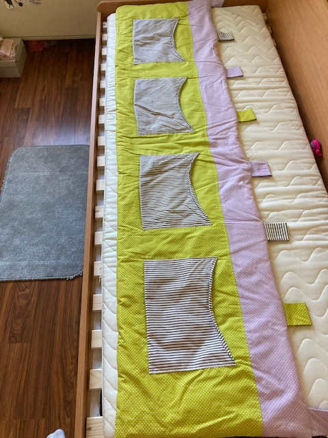 Zastena s vreckami k posteli