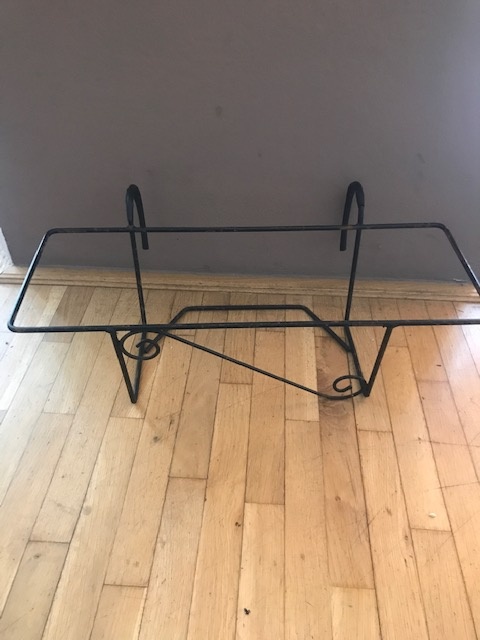 Kovový držiak na kvetináč