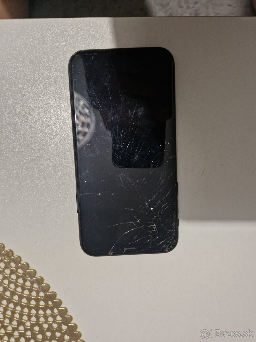 Iphone Xr rozbitý displey funkčný