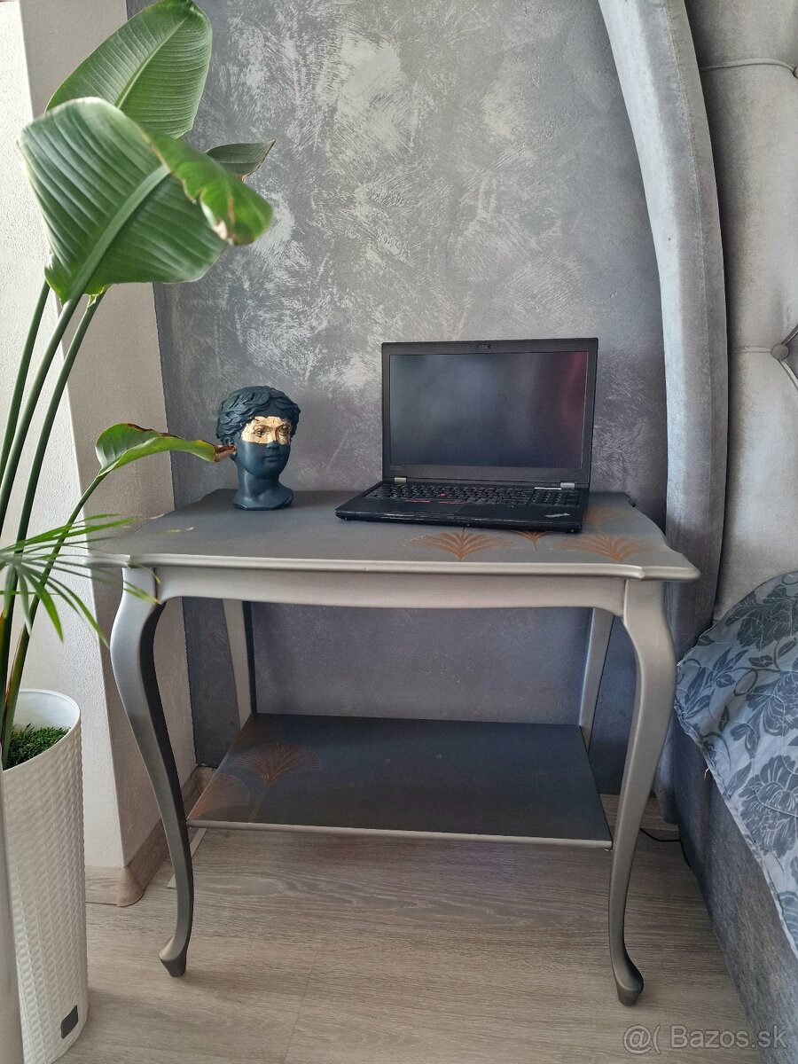 Pracovný stolík