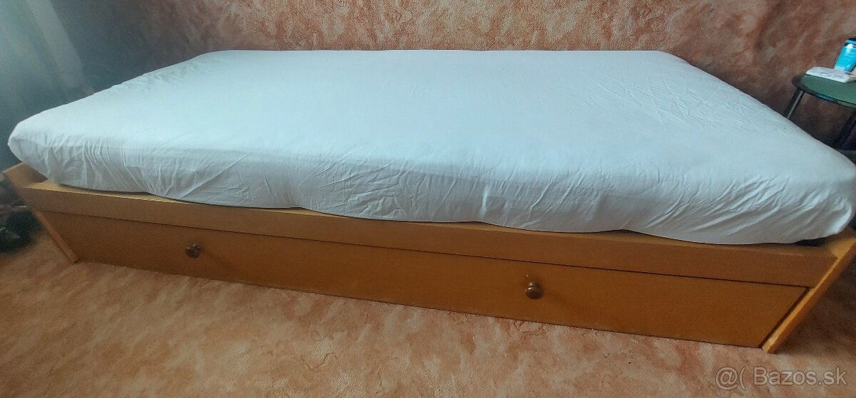 Postel s uloznym priestorom