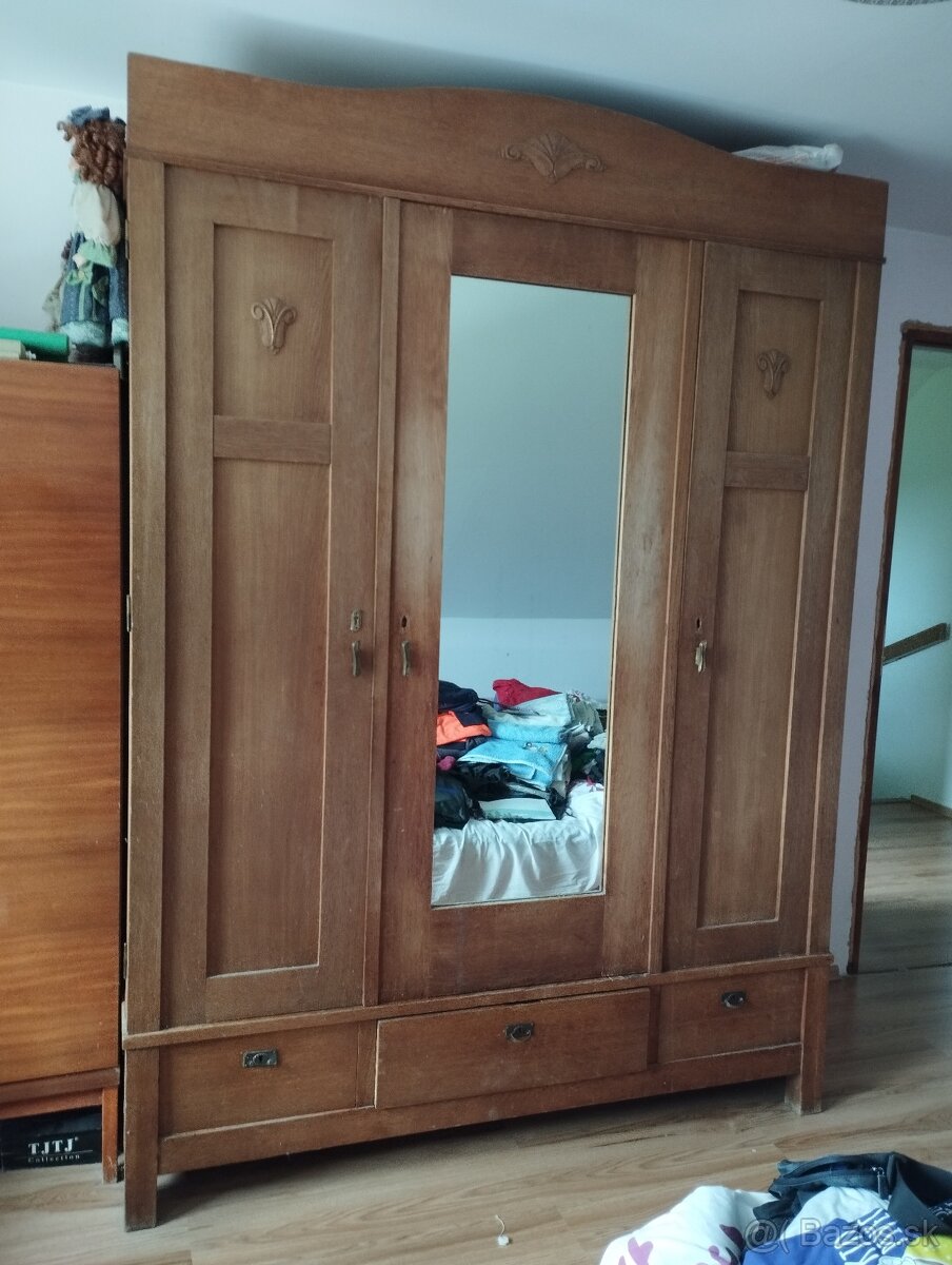 Starožitná skriňa