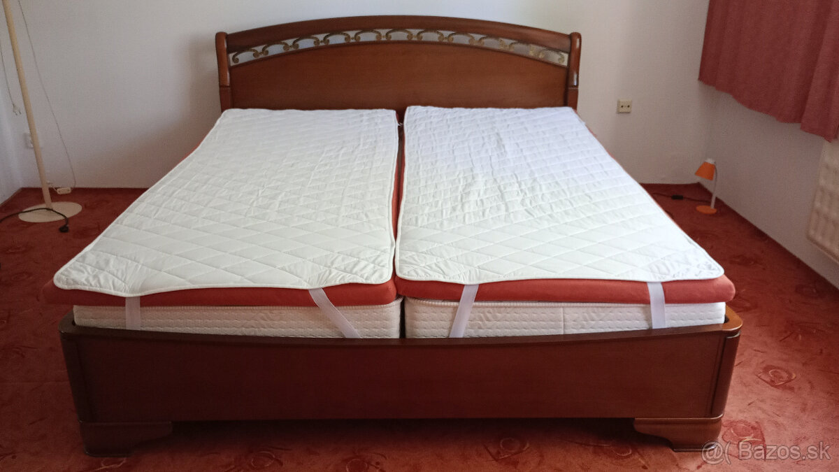 Manželská posteľ a komoda z masívu