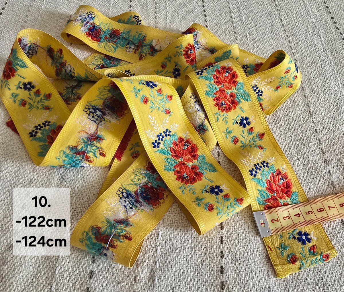 Stary kroj stuhy čepce zápästky