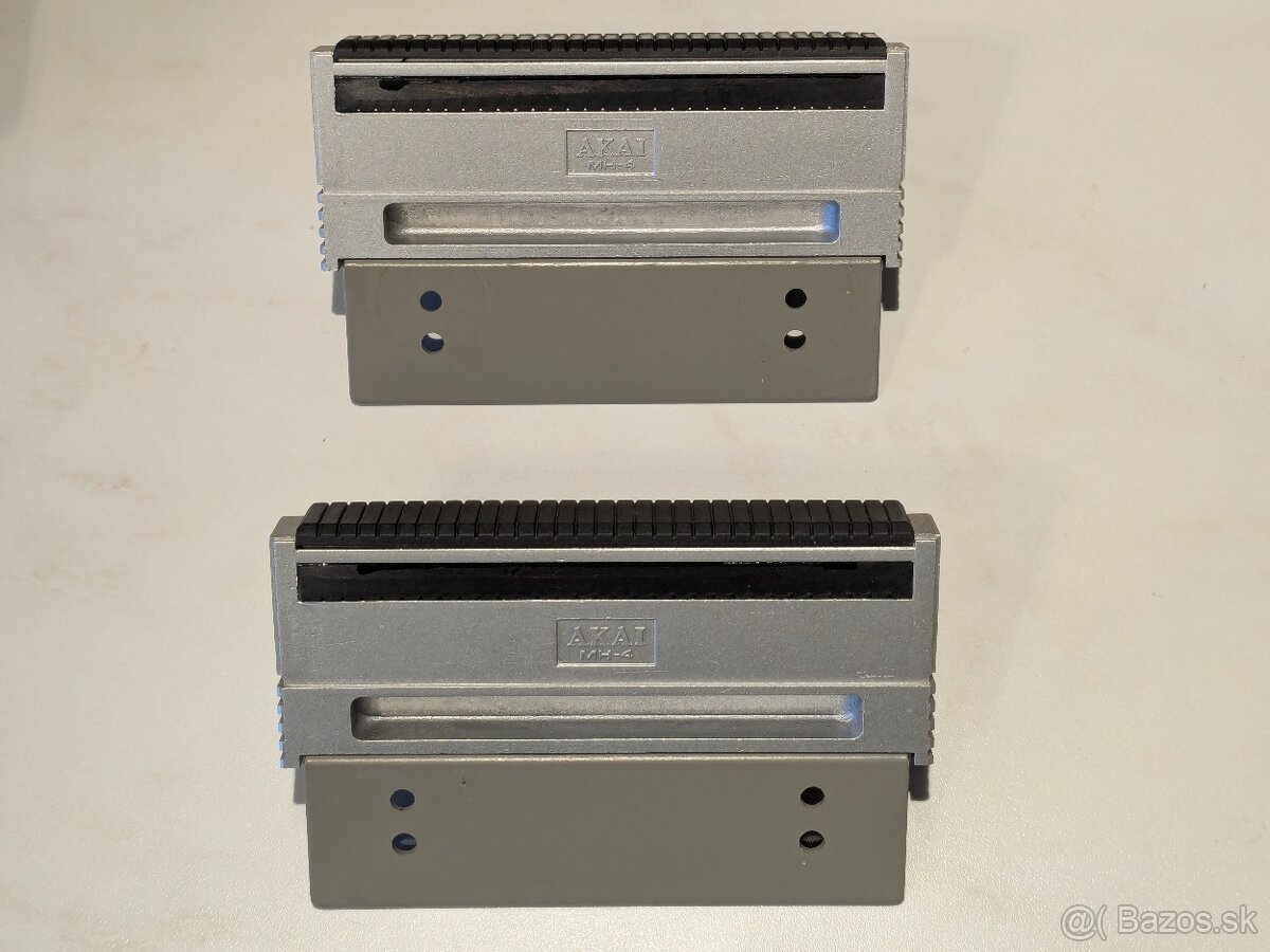 Akai MH4 - madla do racku