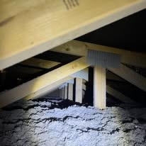 Efektívna fúkaná izolácia pre vašu strechu a steny