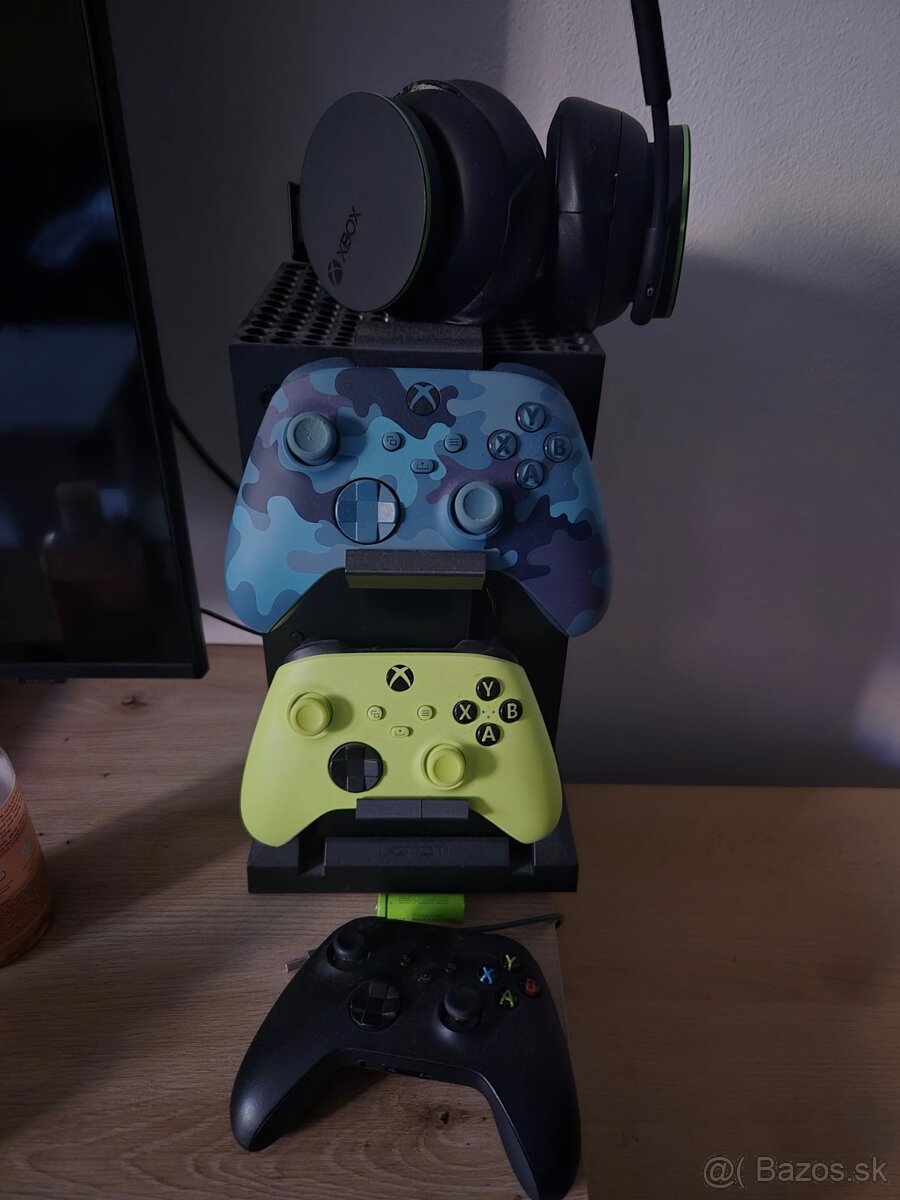 Xbox Series X 1TB + 3 ovládače + slúchadlá + príslušenstvo