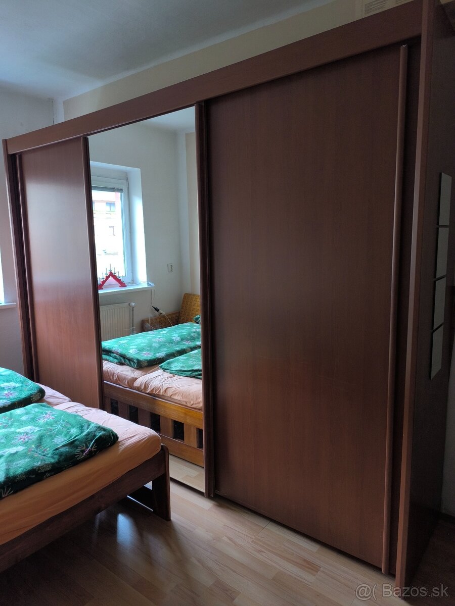 Předám masivní skrinu