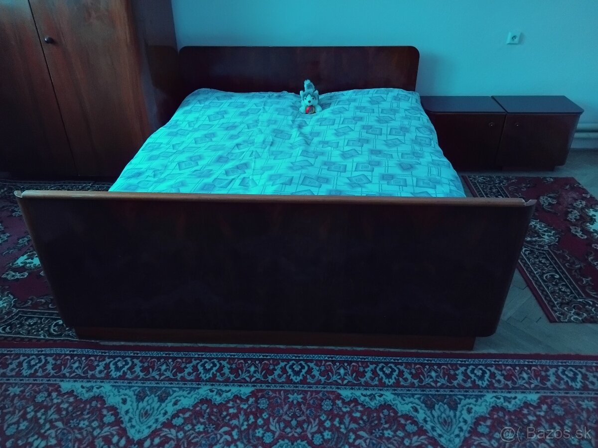 Manželská postel a nočné stoliky