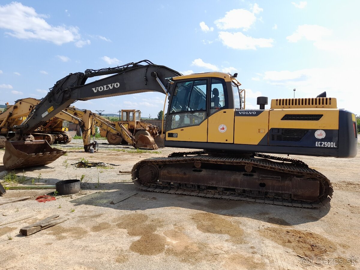 Pásové rýpadlo VOLVO EC250DL