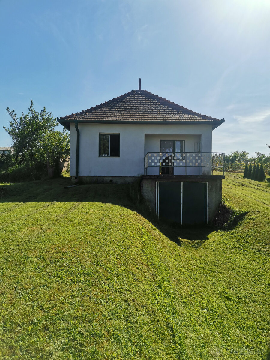 Chata vo viničnej oblasti s marhuľovým sadom - Rezervované