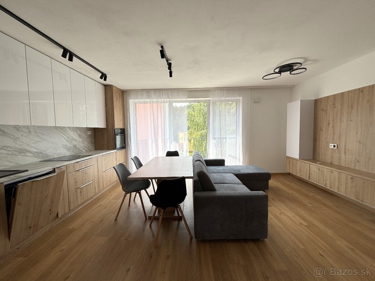 PRENÁJOM, 3 IZBOVÝ BYT S PARKOVACÍM STÁTIM, SVIT