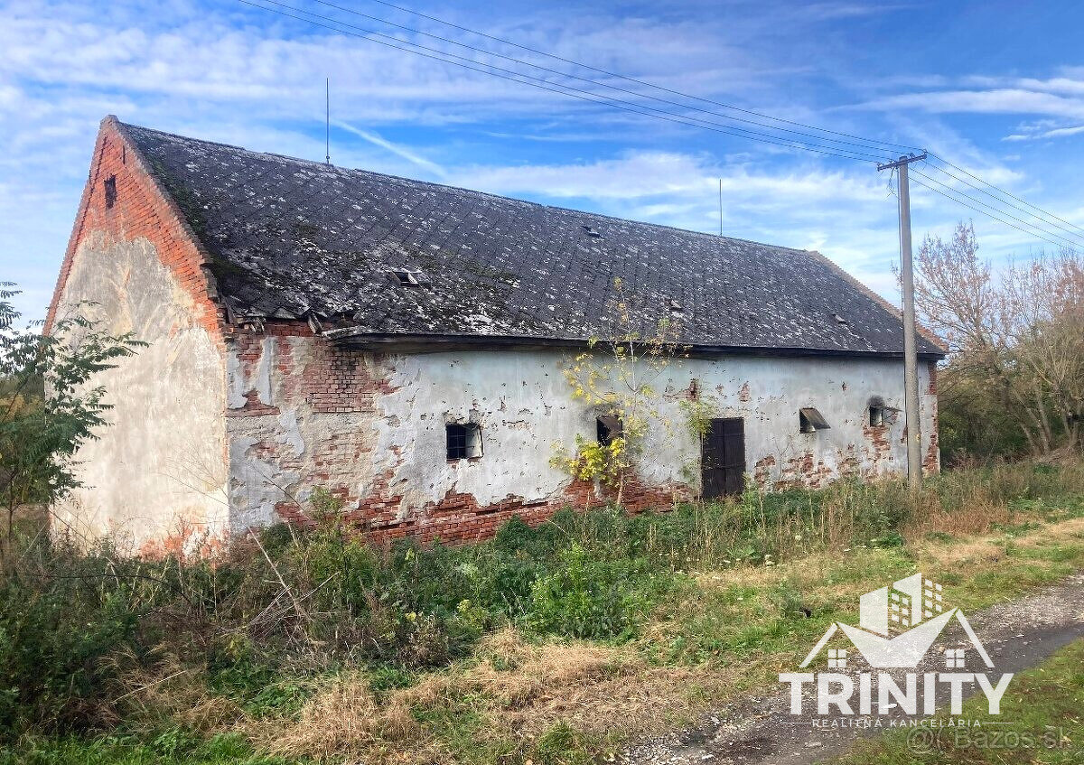 Na predaj orná pôda s hospodárskym skladom pri obci Bardoňov