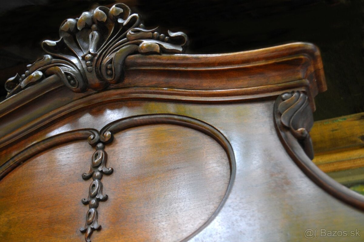 Veľké vyrezávané zrkadlo z orechového dreva