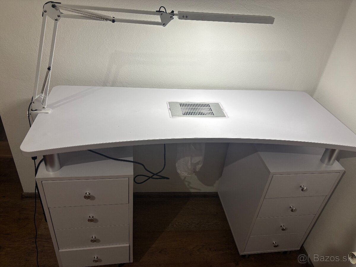 Manikersky stol a prislusenstvo