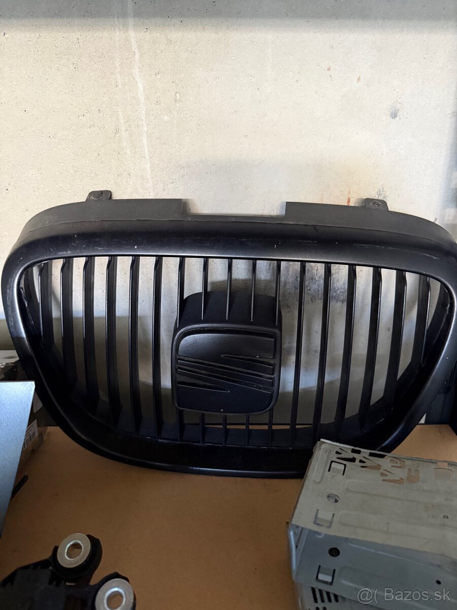 Seat Leon 1P – autorádiá + predná mriežka (SET)