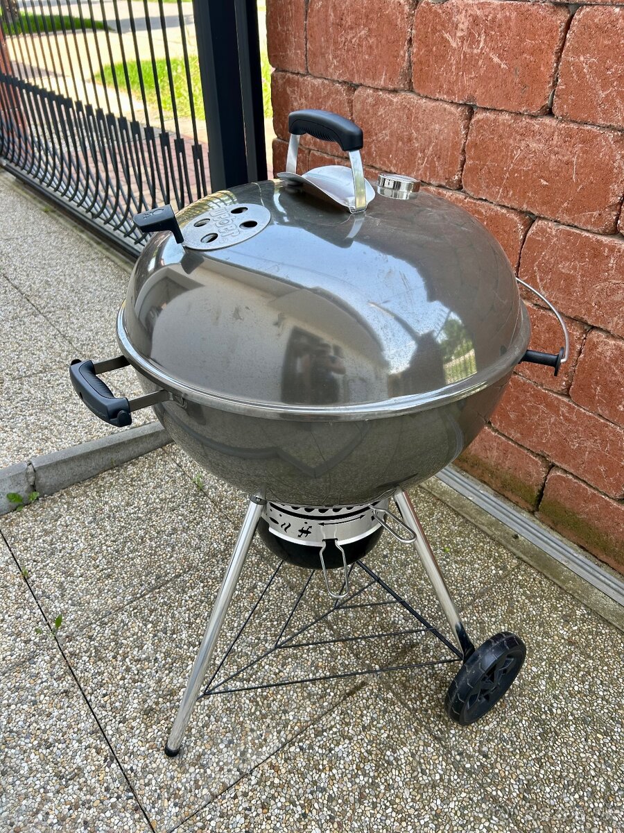 Predám gril Weber Master-Touch so zliatinovou panvicou Weber