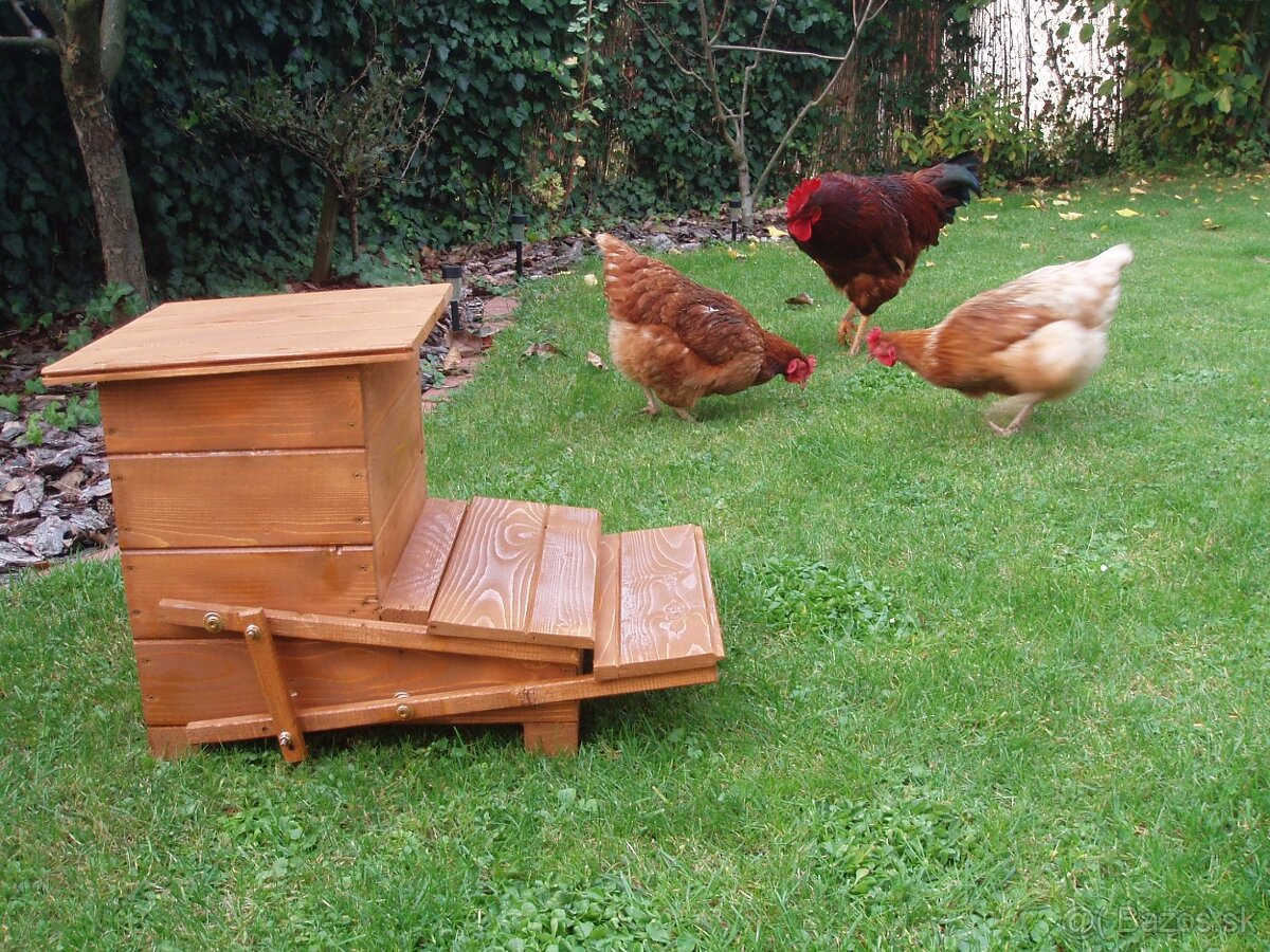 Našlapné krmítko pre sliepky