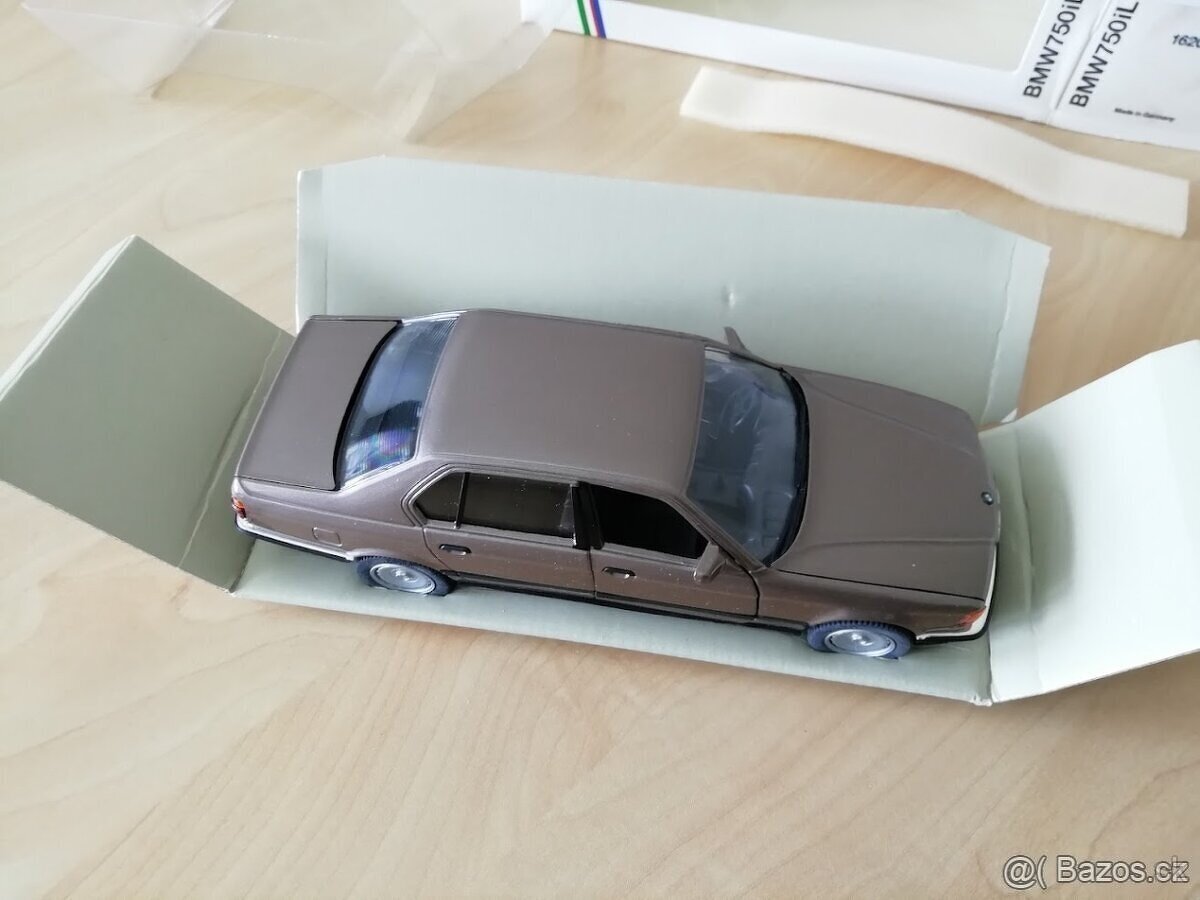 BMW E32 750il - model 1:24 Schabak -doprava v ceně