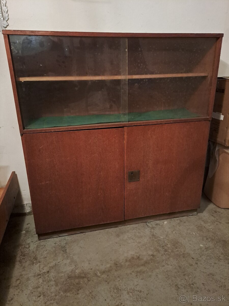 Ponúkam retro skrinku a stolík