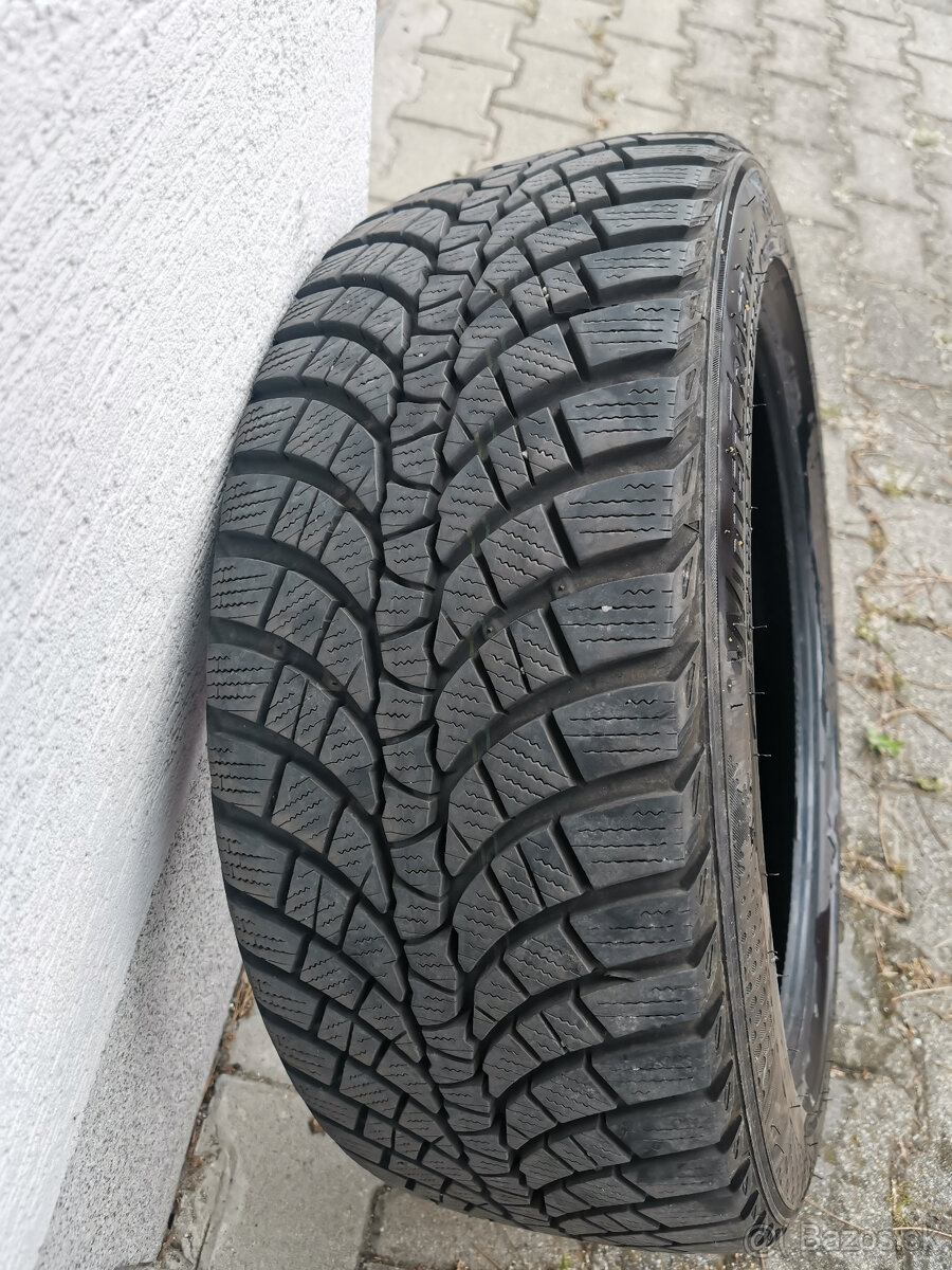Predám set zimných pneu Kumho WinterCraft WP71 225/45/R17