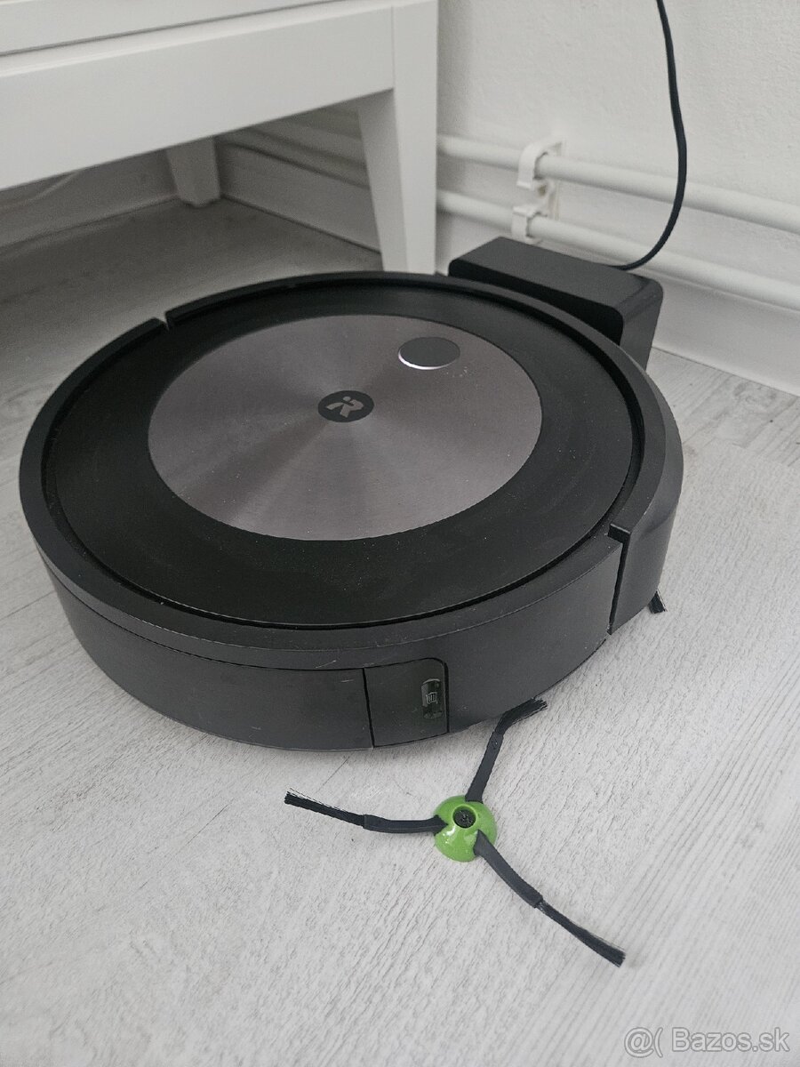 Roomba J7 rbotický vysávač