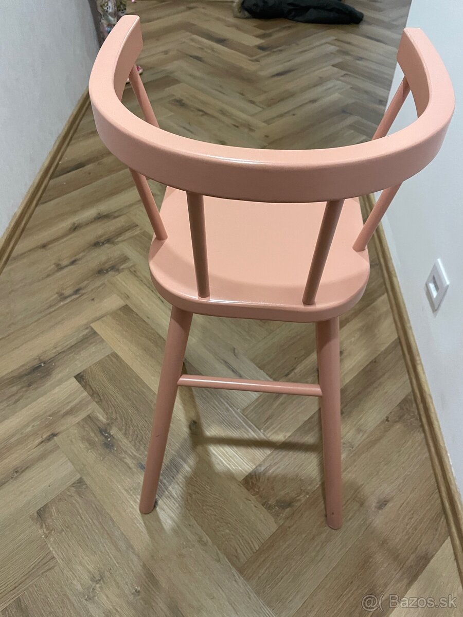 Detská jedálenská stolička drevená