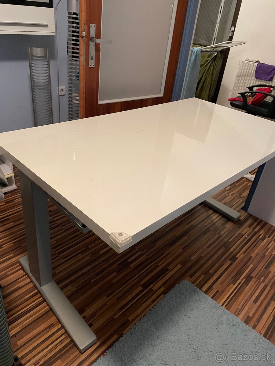 Pracovny pisaci stol