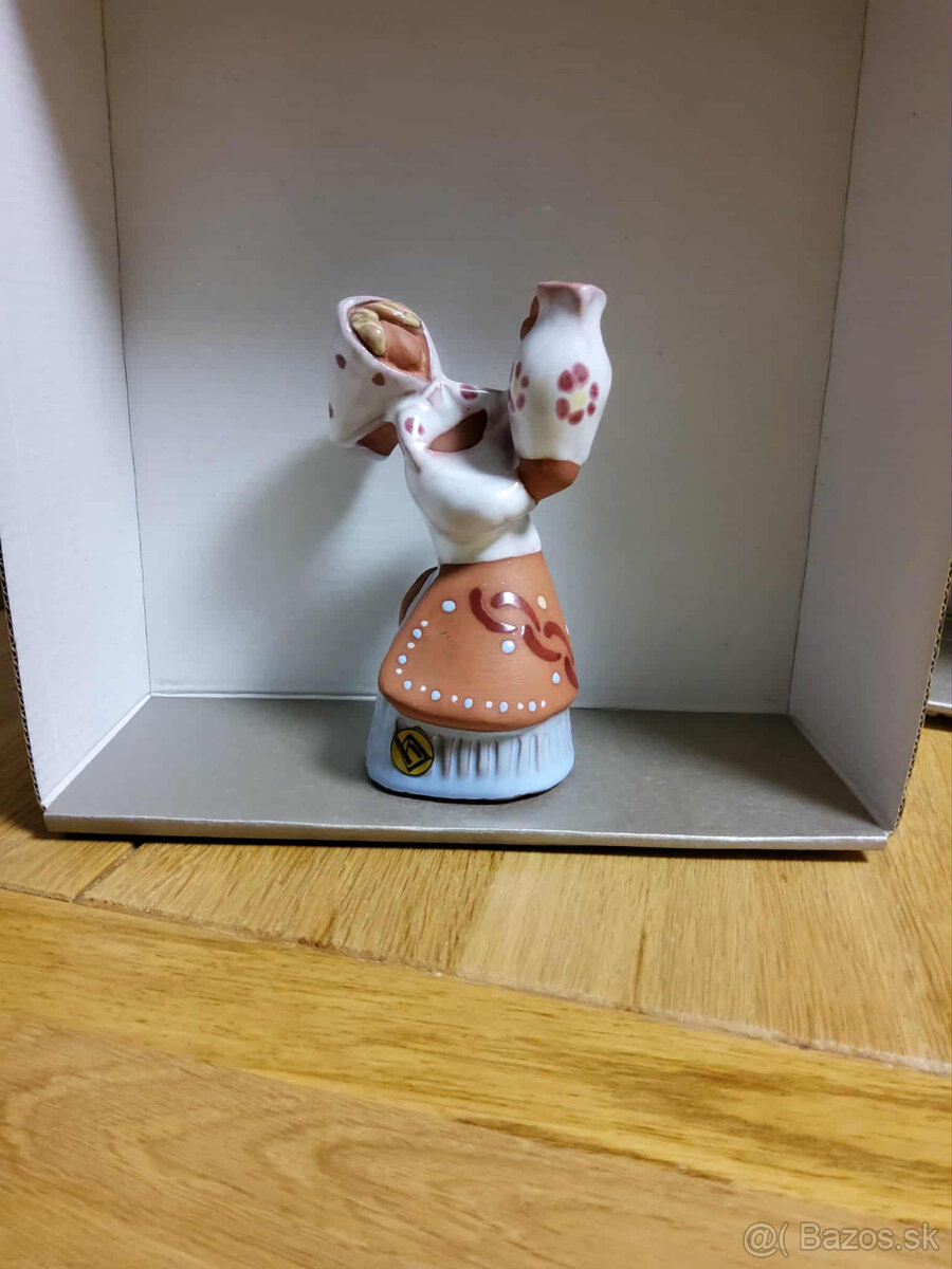 stará keramická soška značená