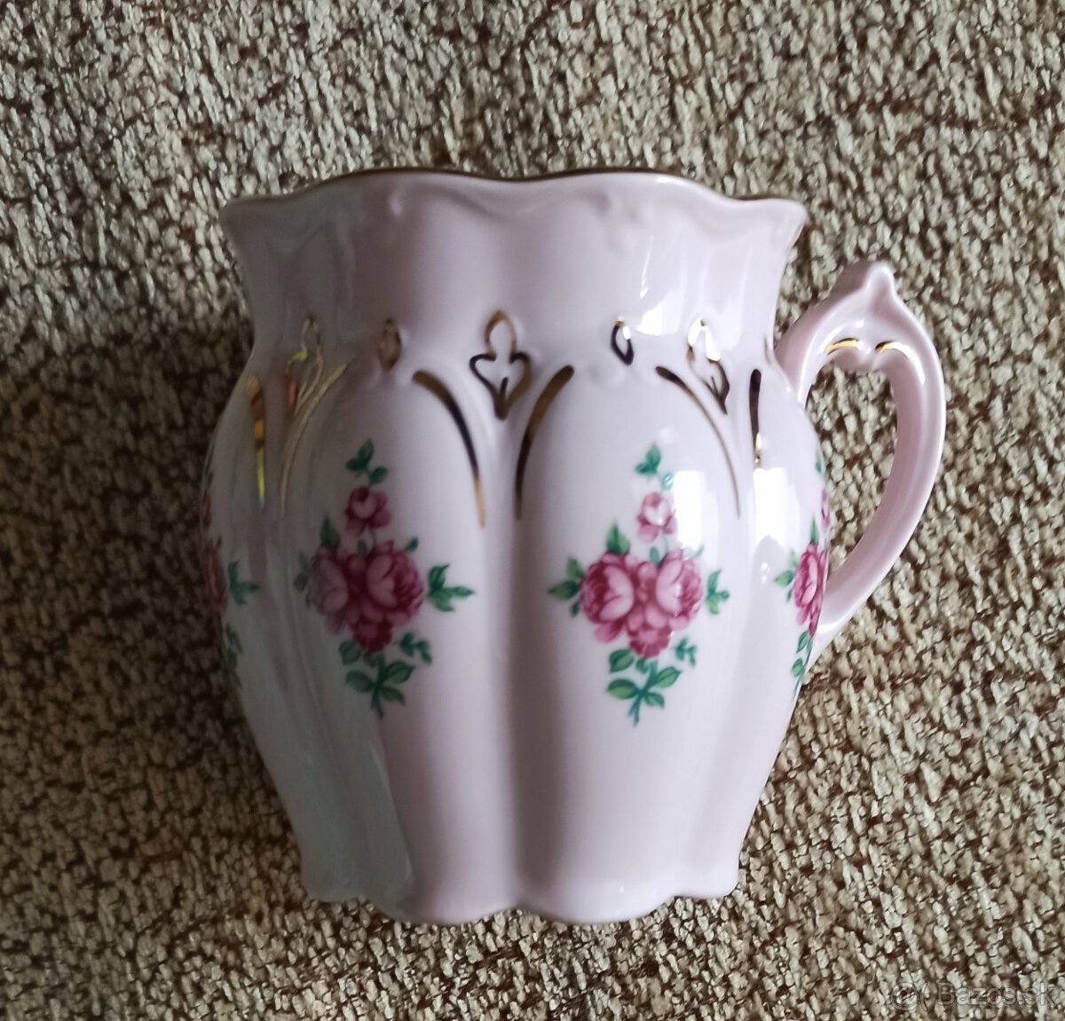 šálky z ružového porcelánu