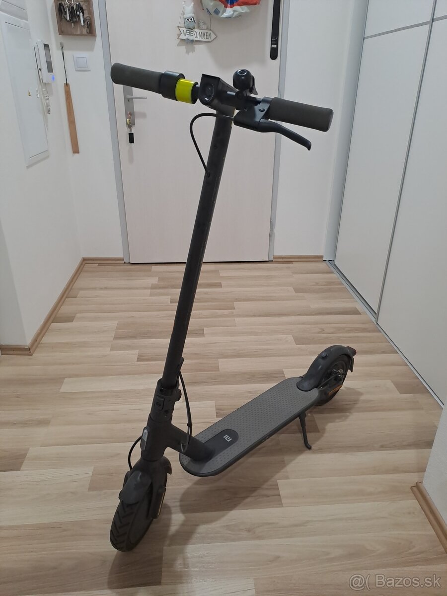 Elektrická kolobezka XIAOMI Mi Electric Scooter Essential EU