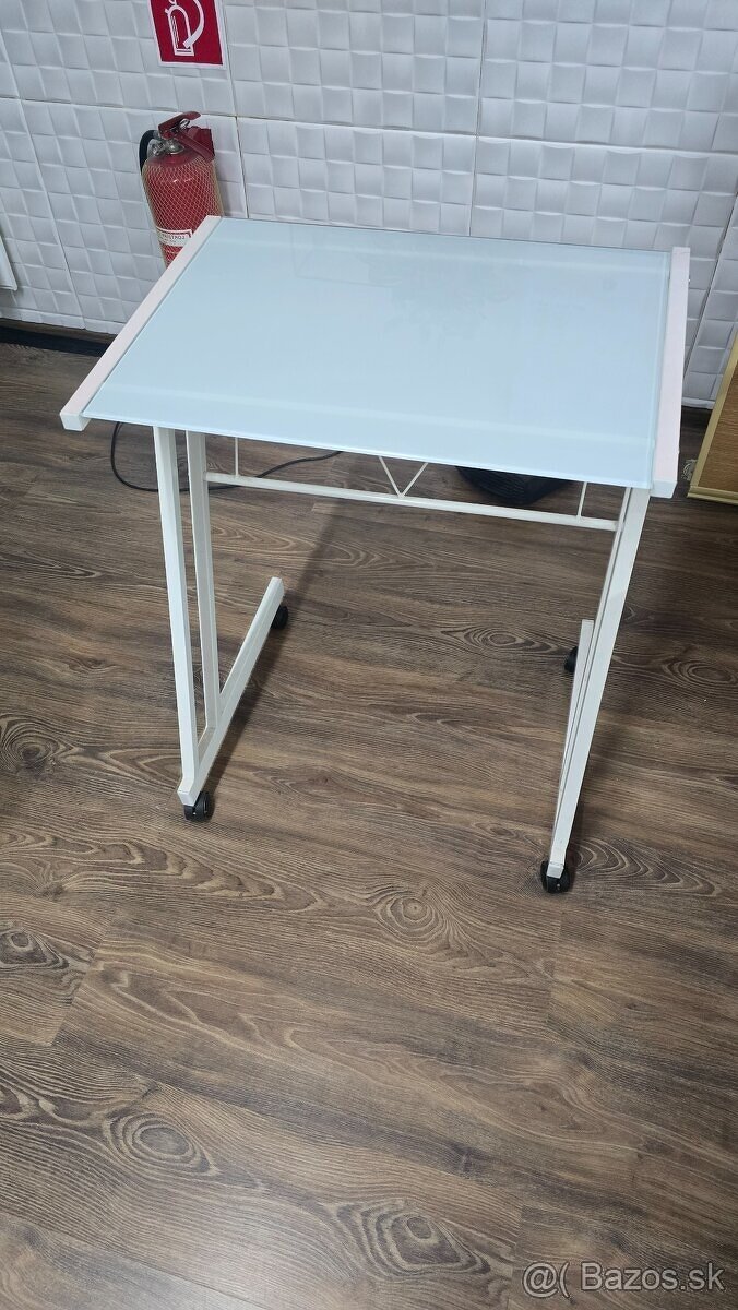 Stolik na kolieskach