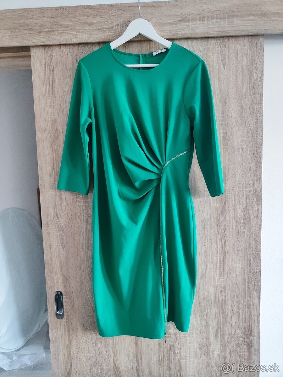 zelené šaty so zlatým zipsom, čierne lodičky, čierna kabelka