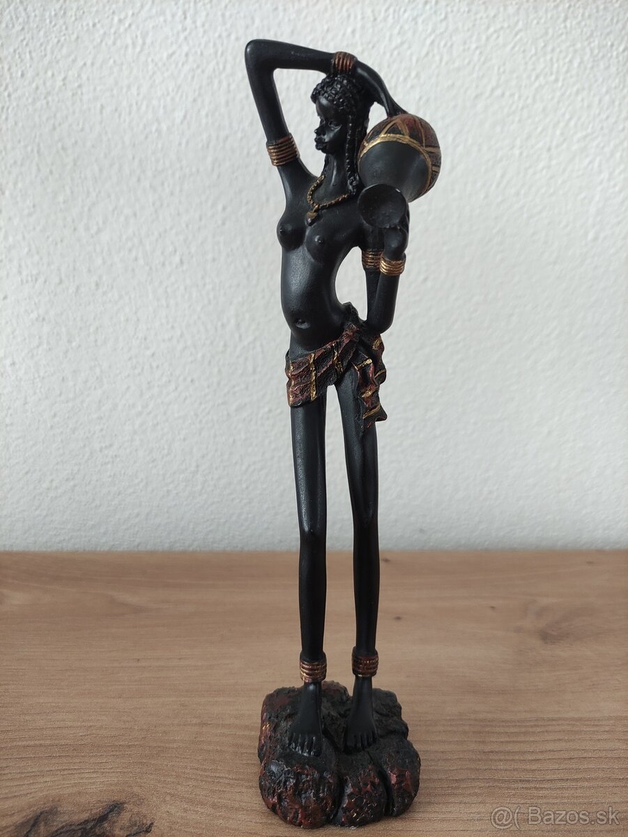 Africká žena s krčahom