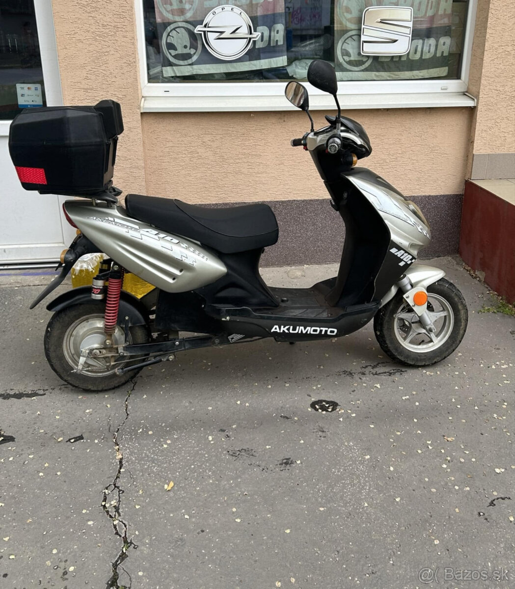 Elektrický skúter Akumoto A10 - Vymenené baterie .