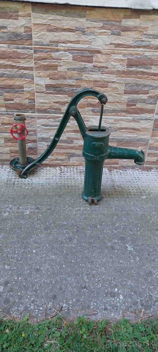 Ručná pumpa na vodu.