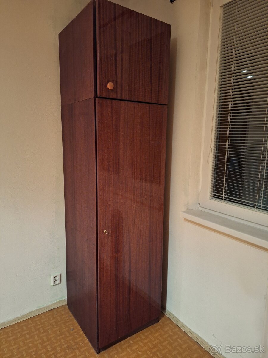 Skriňa tmavohnedá drevotrieska