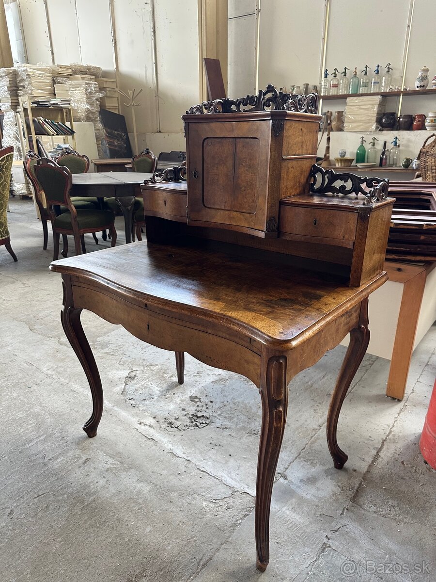 starožitný písaci stolík s nadstavbou