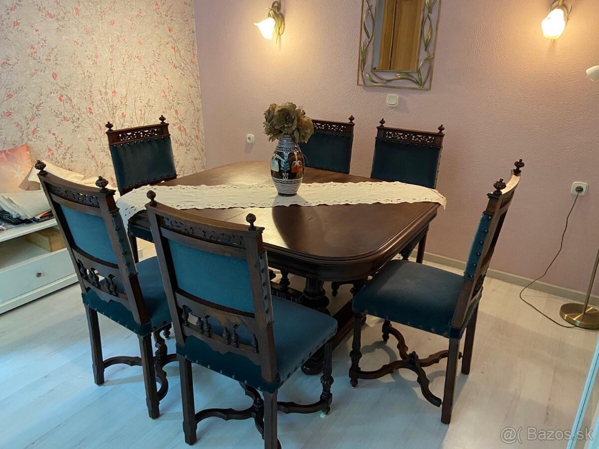 Stôl so stoličkami