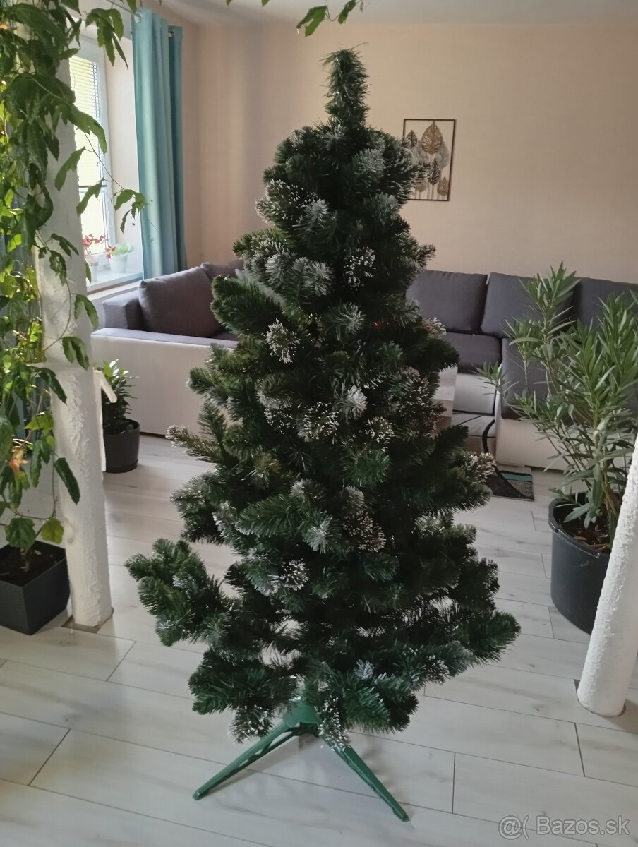 Predám zachovalý vianočný stromček