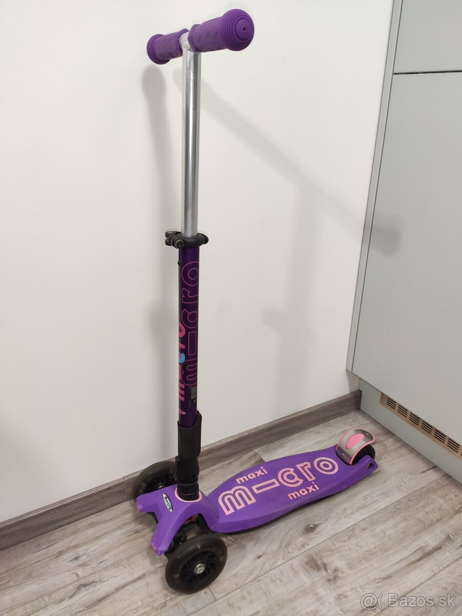 Detská kolobežka so svetielkujúcimi kolieskami