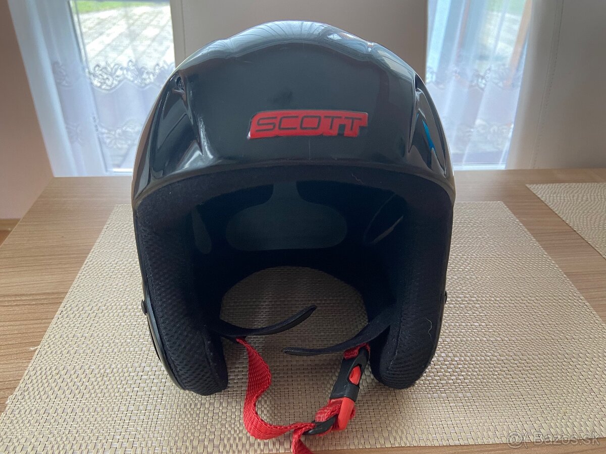 Lyžiarska prilba Scott.