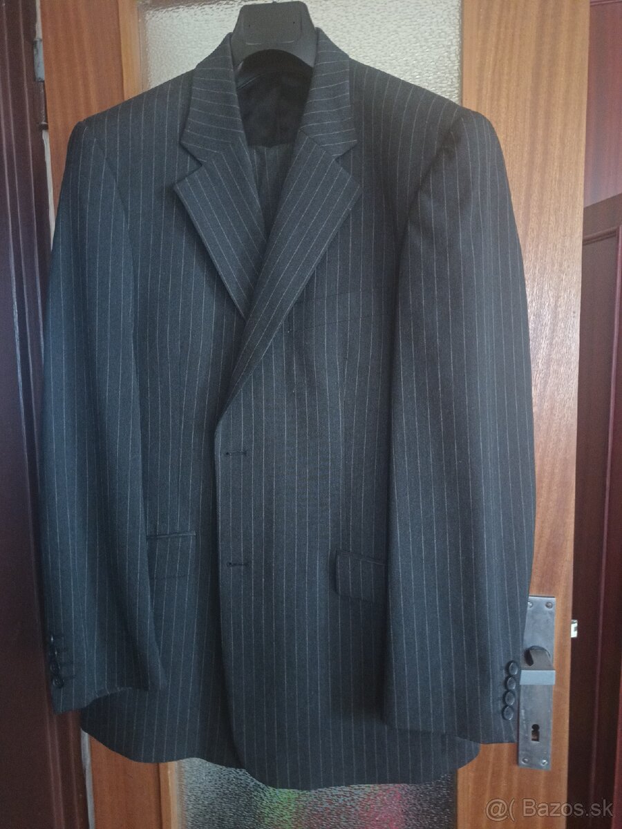 Predá oblek c. 50 čierny jemný pasik