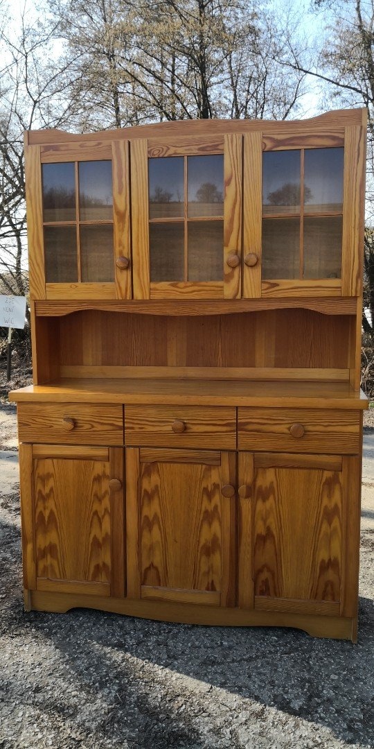 Rustikálny masivný príborník