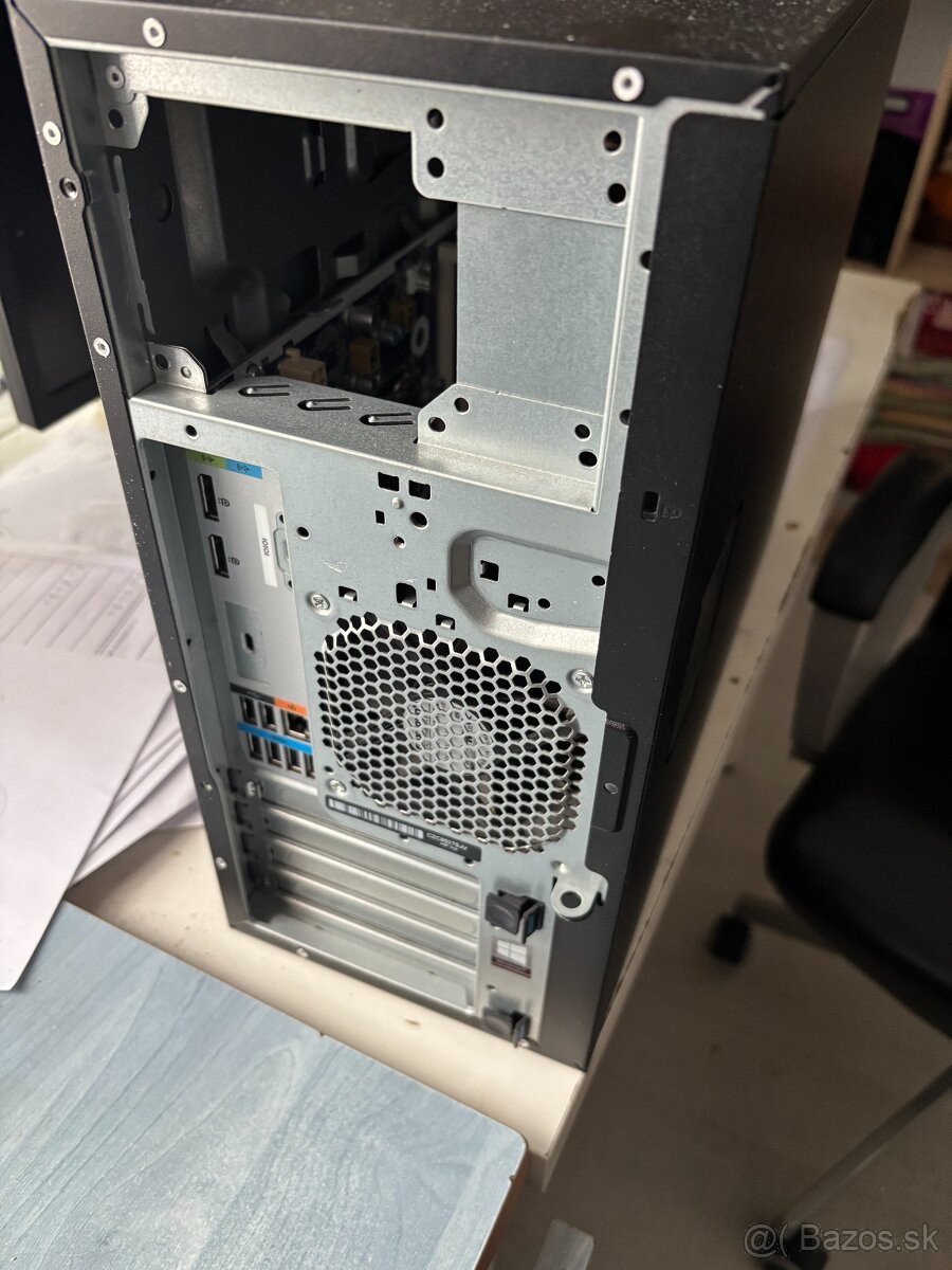 Predám skriňu s počítača HP Z2 G4