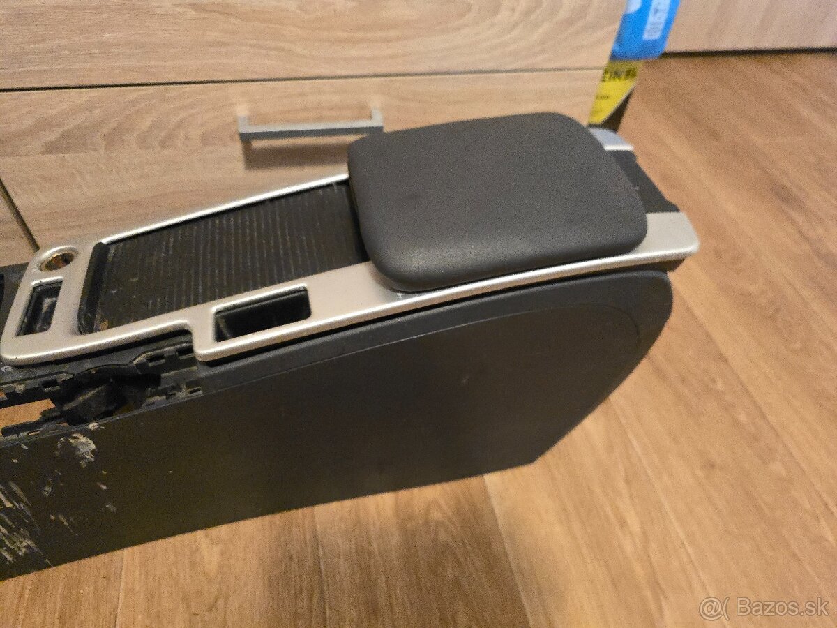 Lakťová operka v celku Volvo v50