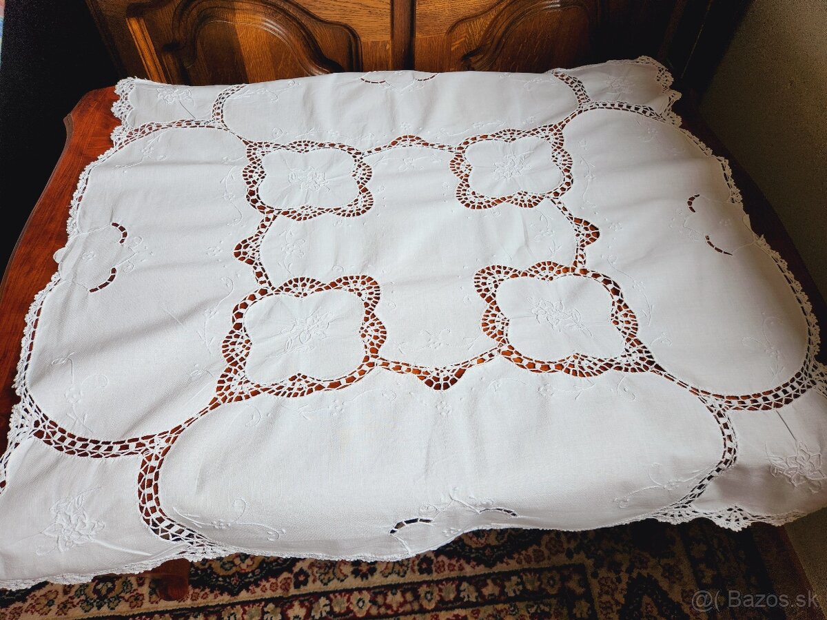 Krásny biely obrus zdobený háčkovanými vsadmi a jemnou bielo