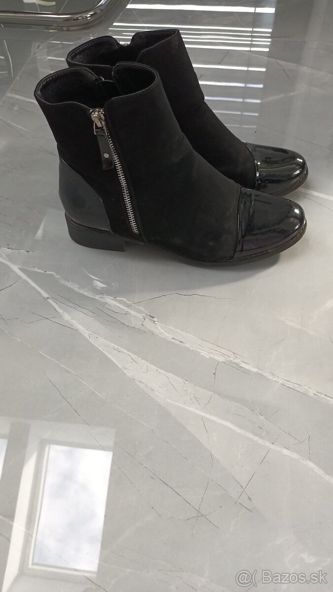 Predam kotnikove cizmy vel 40