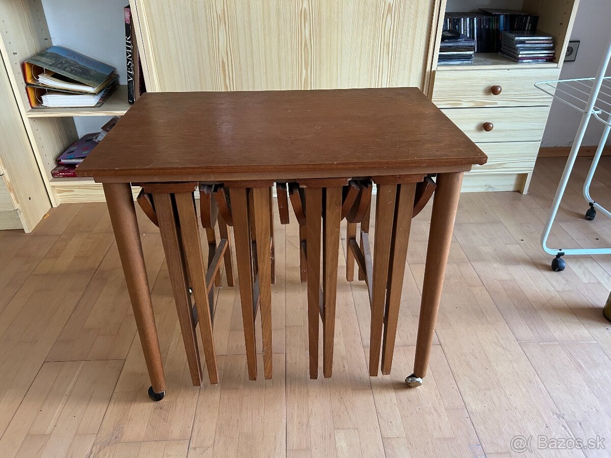 Servírovací stolík